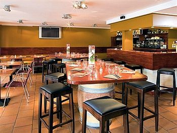 Logis Les Provinciales Hotel